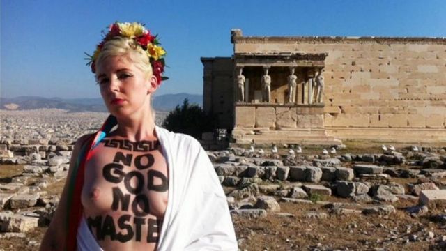 Γυμνόστηθη διαμαρτυρία από τις Femen στην Ακρόπολη