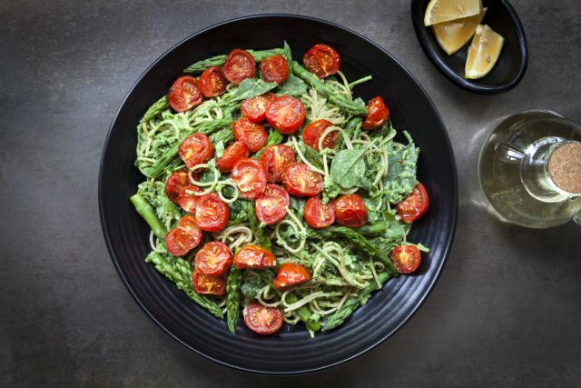 Μακαρονάδα με πέστο, φρέσκο σπανάκι, άγρια σπαράγγια και ντοματίνια