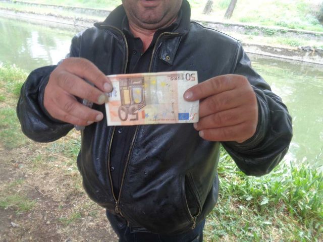 Τρίκαλα: Λεφτά στα νερά του ποταμού!