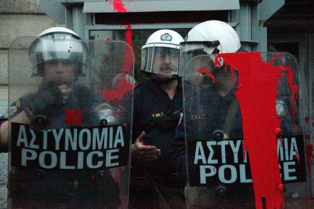 Πέταξαν κόκκινες μπογιές στα γραφεία της ΕΕ στην Αθήνα