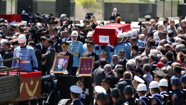 Με στρατιωτικές τιμές αλλά χωρίς πολιτικούς η κηδεία του Κενάν Εβρέν