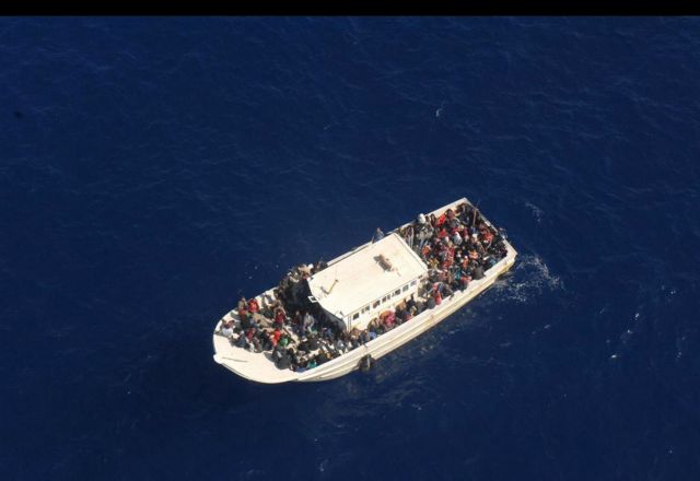 Χανιά: Εκατοντάδες παράνομοι μετανάστες-πρόσφυγες σε αλιευτικό ανοιχτά της Παλαιοχώρας