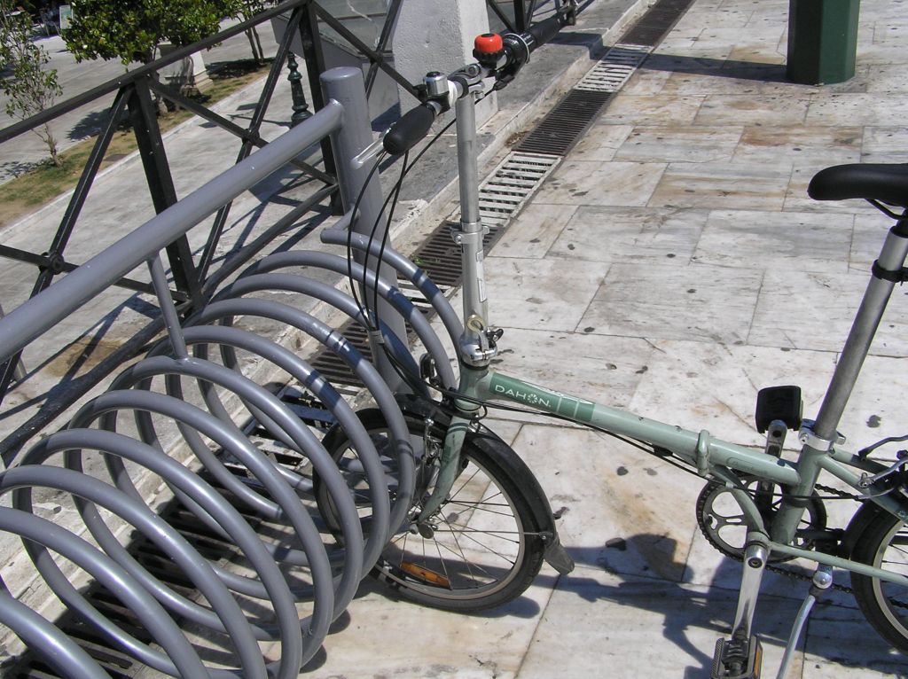 Ορθοπεταλιές #96 – Οι άκυρες δέστρες και οι θέσεις στάθμευσης ποδηλάτου στην Ευρώπη