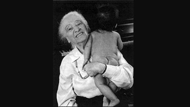 Πέθανε σε ηλικία 100 ετών η πρωτοπόρος του φυσιολογικού τοκετού Ελίζαμπεθ Μπινγκ