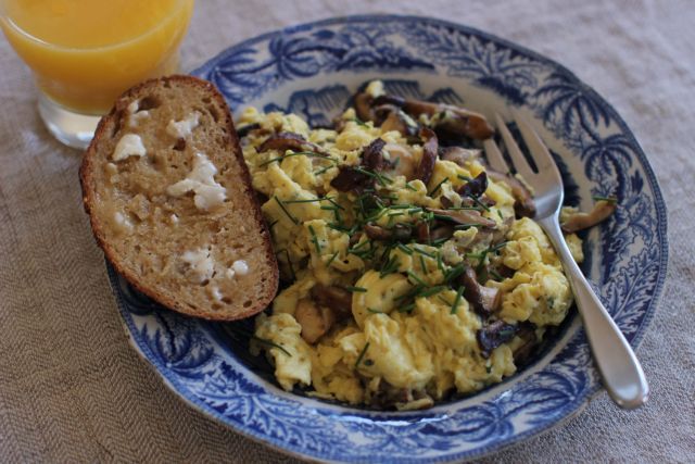 Ομελέτα με μανιτάρια, σπανάκι και μπέικον