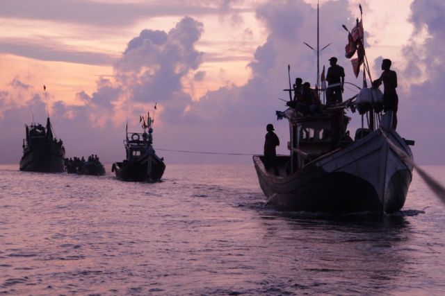 Ινδονησία: 102 πρόσφυγες διασώθηκαν από ψαράδες