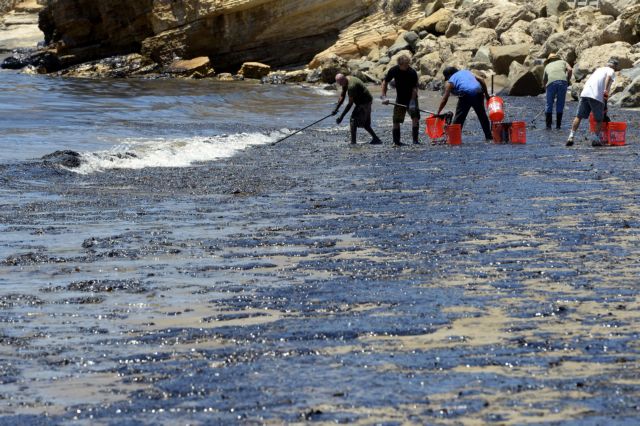 Σε κατάσταση έκτακτης ανάγκης η Καλιφόρνια – δύο πετρελαιοκηλίδες κατά μήκος των ακτών