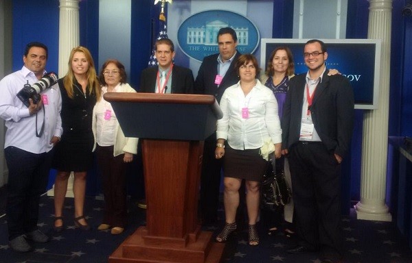 Καλωσόρισαν τους πρώτους κουβανούς δημοσιογράφους στον Λευκό Οίκο