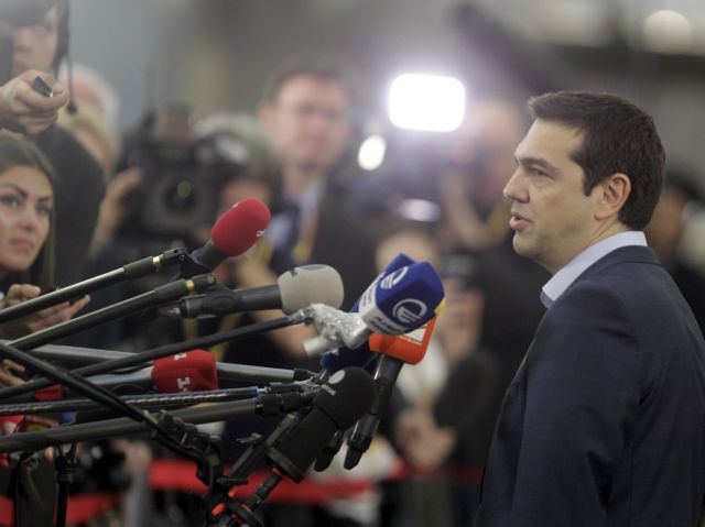 Bloomberg: Τσίπρας, Μέρκελ και Ντράγκι είναι αυτοί που ξέρουν τι γίνεται στην Ελλάδα