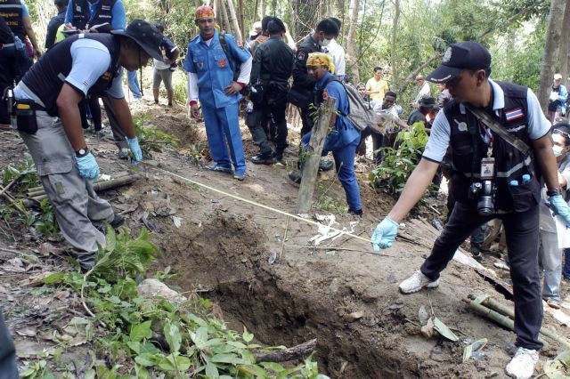 Μαλαισία: Βρέθηκαν συνολικά 139 τάφοι μεταναστών, οι περισσότεροι ομαδικοί