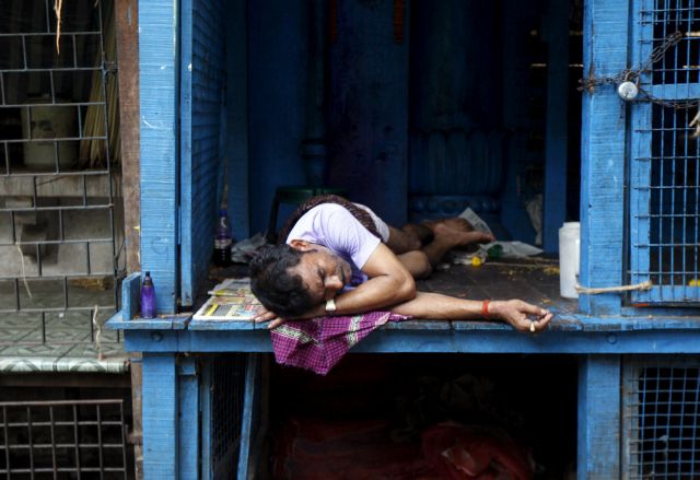 Ινδία: Ξεπερνούν τους 430 οι νεκροί από καύσωνα που αγγίζει τους 50 βαθμούς Κελσίου
