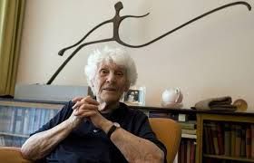Αμβούργο: Πήρε στα 102 της χρόνια το διδακτορικό που της στέρησαν οι ναζί