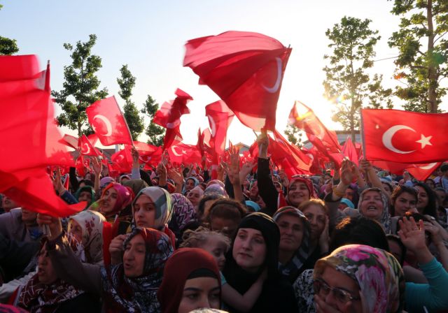 Πλειοδοσία υποσχέσεων για μισθούς και οικονομία στις τουρκικές εκλογές