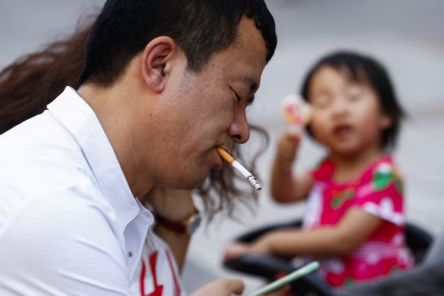 Το Πεκίνο «σβήνει» το τσιγάρο | tanea.gr