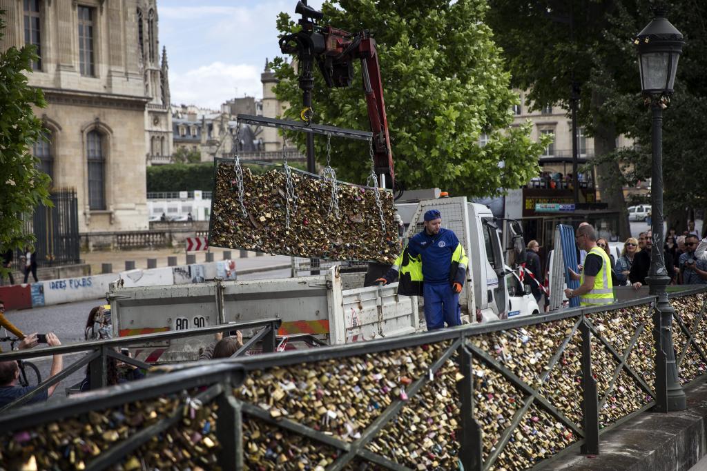 Παρίσι: Τέλος στα «λουκέτα της αγάπης» στη θρυλική γέφυρα του Σηκουάνα