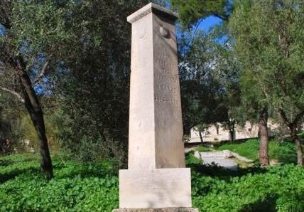 «Τραυμάτισαν» φιλελληνική στήλη κάτω από την Ακρόπολη