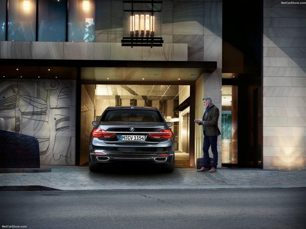 Η νέα BMW 7 παρκάρει μόνη της!