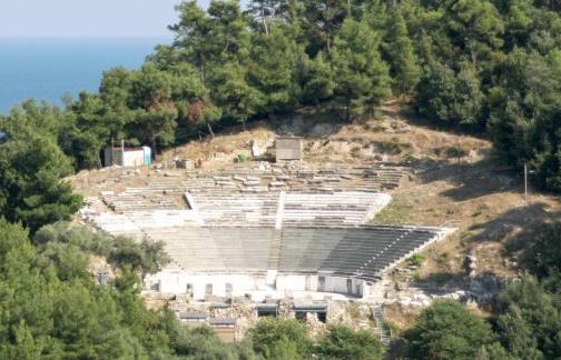 Με μάρμαρο Θάσου «ντύνεται» ξανά το αρχαίο θέατρο του νησιού