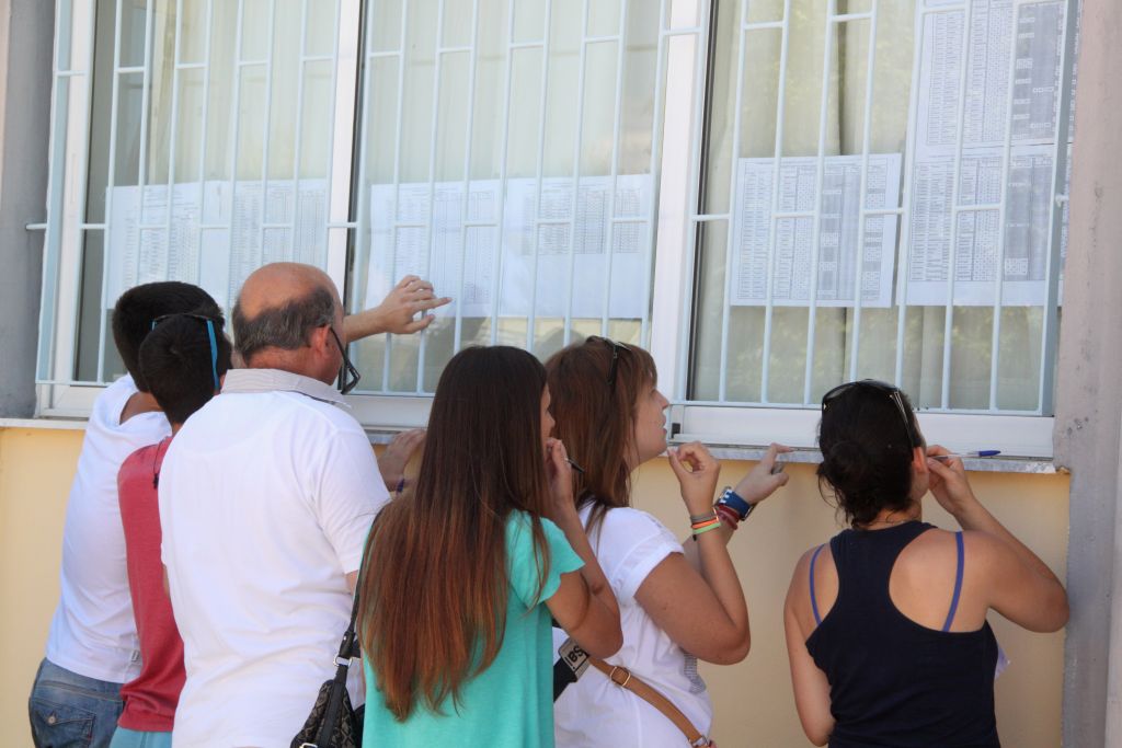 Βουτιά στις βάσεις δείχνουν οι βαθμοί των πανελλαδικών