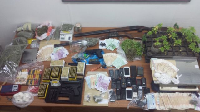 Χειροπέδες σε 12 μέλη δύο εγκληματικών οργανώσεων που διακινούσαν ναρκωτικά
