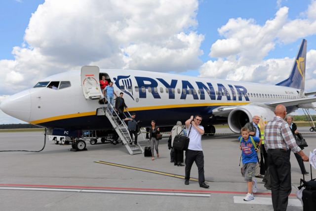 Μόνο με μετρητά θα αγοράζουν οι Ελληνες εισιτήρια της Ryanair