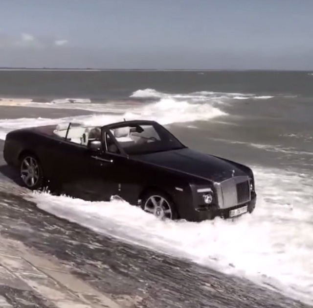 Μια Rolls-Royce αξίας 500.000 ευρώ έκανε… μπάνιο στην θάλασσα!