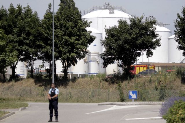 Γαλλία: Τρομοκρατική η επίθεση στη βιομηχανική μονάδα, λέει ο Ολάντ – βρέθηκε αποκεφαλισμένο πτώμα