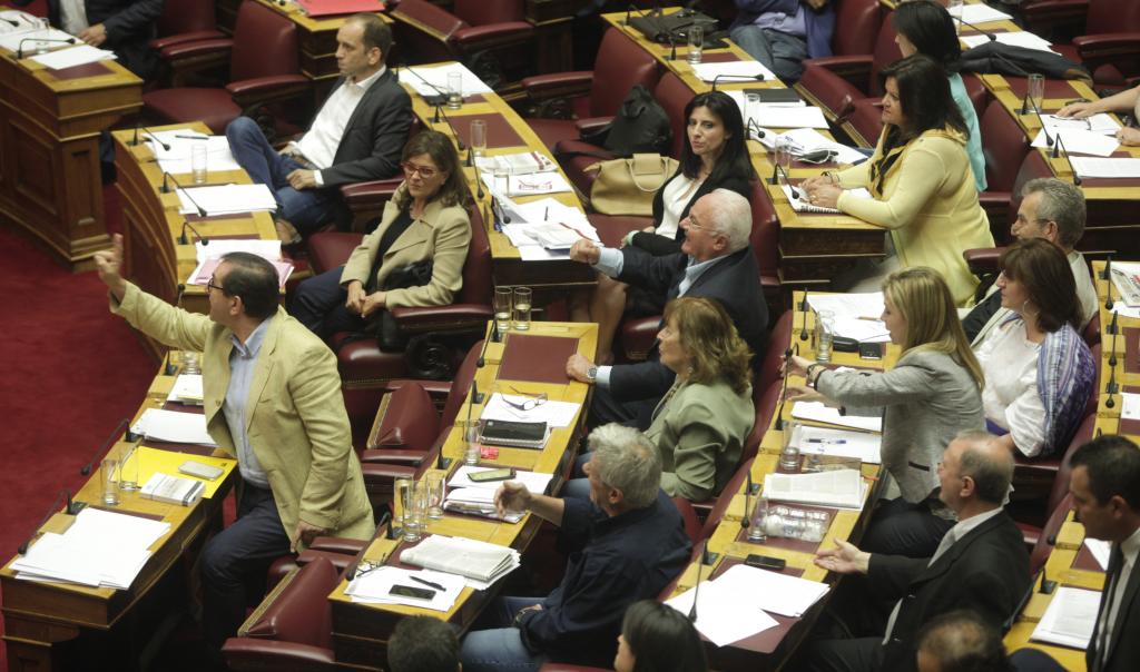 Πανδαιμόνιο στη Βουλή – Αντεγκλήσεις Θεοδωράκη με την ΚΟ του ΣΥΡΙΖΑ