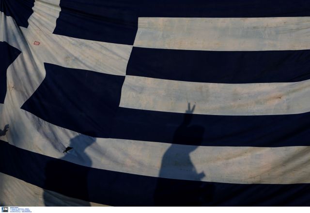 Guardian: 100 Ελληνες εκφράζουν την άποψή τους για το δημοψήφισμα