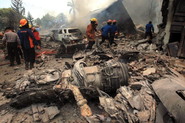 Ινδονησία: Τουλάχιστον 141 νεκροί από τη συντριβή στρατιωτικού αεροπλάνου