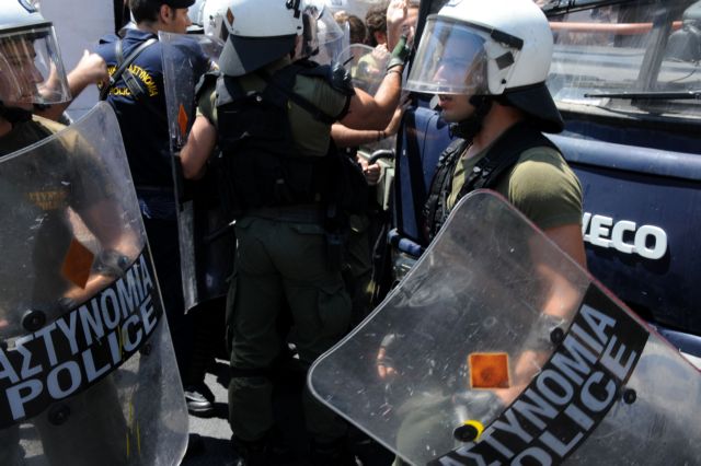 Ερευνα της ΕΛ.ΑΣ. για τις ενέργειες αστυνομικών κατά τη σύλληψη διαδηλωτή | tanea.gr