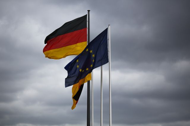 Διχασμένοι οι Γερμανοί για την παραμονή της Ελλάδας στην Ευρωζώνη
