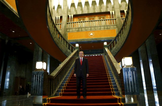 Ο Ερντογάν εγκαινίασε γιγαντιαίο τέμενος που βρίσκεται μέσα στο παλάτι του