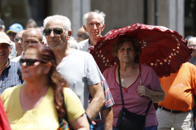 Δεύτερη ημέρα οι συνταξιούχοι έξω από τις τράπεζες για τα 120 ευρώ