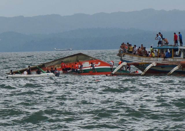Φέριμποτ ανατράπηκε στις Φιλιππίνες, 38 νεκροί και 15 αγνοούμενοι