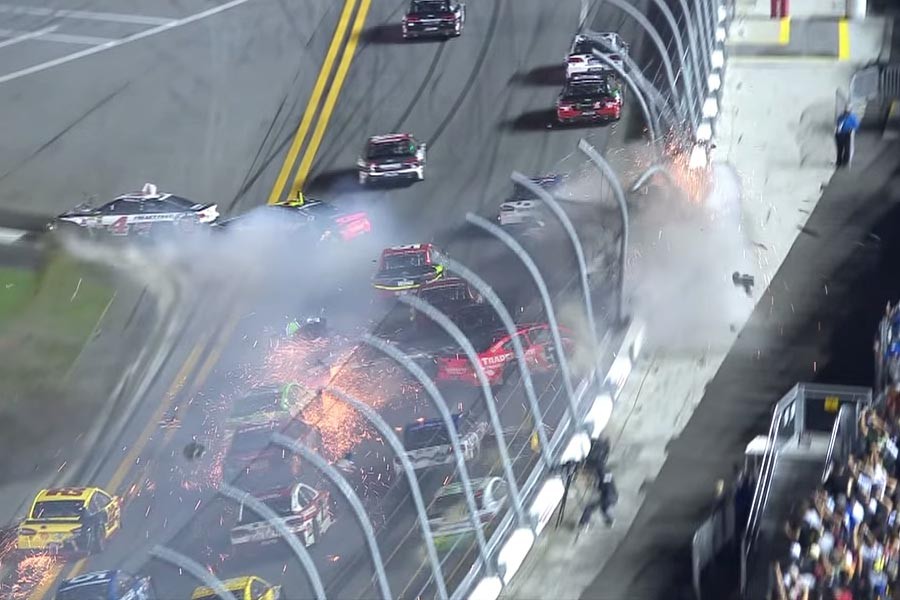 Σκόνη και θρύψαλα έγιναν τα αγωνιστικά στο NASCAR