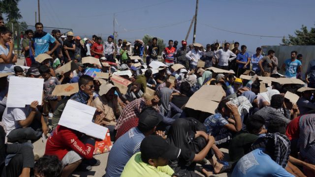 Εκρυθμη η κατάσταση με τους μετανάστες στη Λέσβο