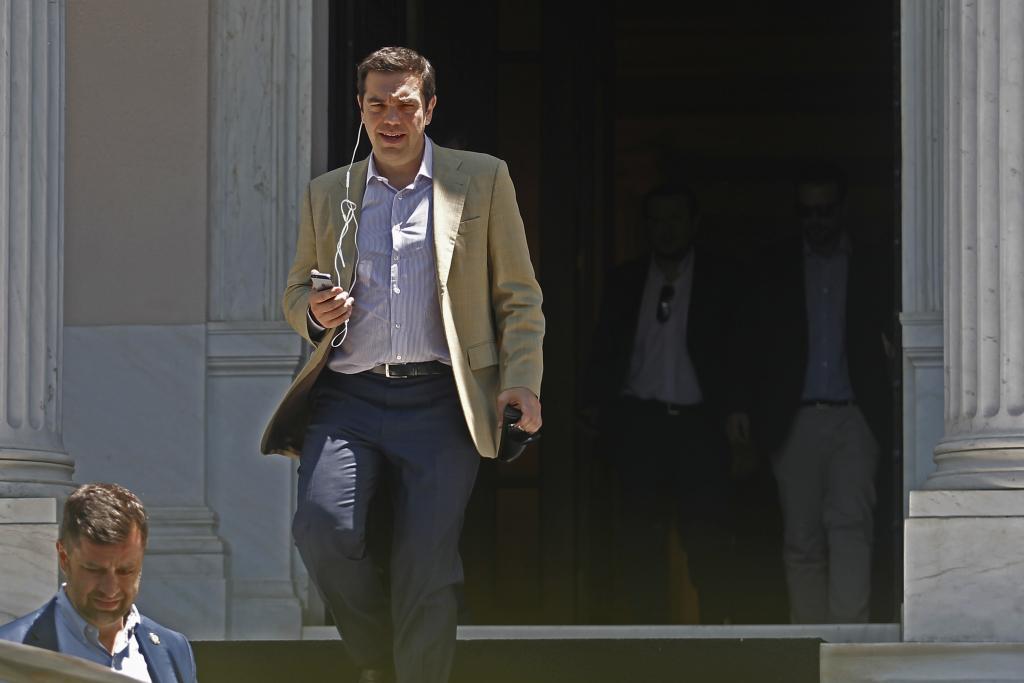 Ο Τσίπρας επισκέφθηκε τους δύο πιλότους του Canadair που έκανε αναγκαστική προσγείωση