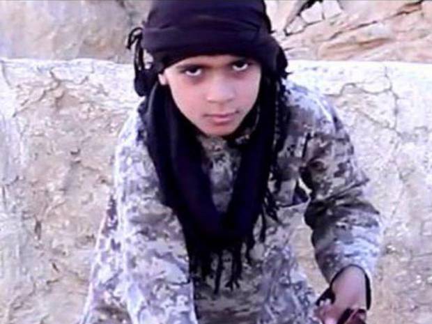 Για πρώτη φορά ένα παιδί αποκεφάλισε αιχμάλωτο του Ισλαμικού Κράτους
