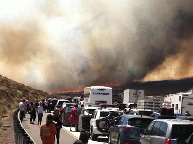 ΗΠΑ: Μεγάλη πυρκαγιά έφτασε σε αυτοκινητόδρομο και έκαψε τουλάχιστον 20 οχήματα στη νότια Καλιφόρνια