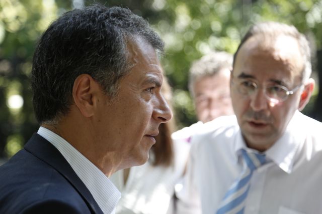 Θεοδωράκης: «Ο Πρωθυπουργός να κοιτάξει τα μεγάλα προβλήματα της χώρας»