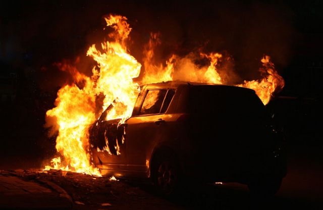 Εμπρηστική επίθεση σε έκθεση πολυτελών αυτοκινήτων στη Γλυφάδα