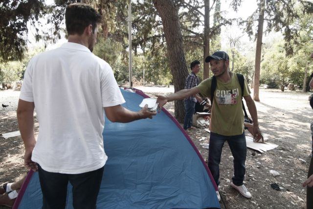 Αθήνα: Νερό και φαγητό για τους πρόσφυγες στο Πεδίον του Άρεως