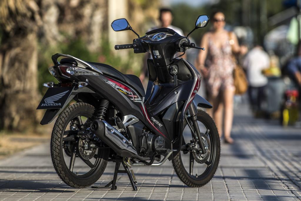 Στην ελληνική αγορά το νέο «παπί» Honda Supra-X 125 Helmin