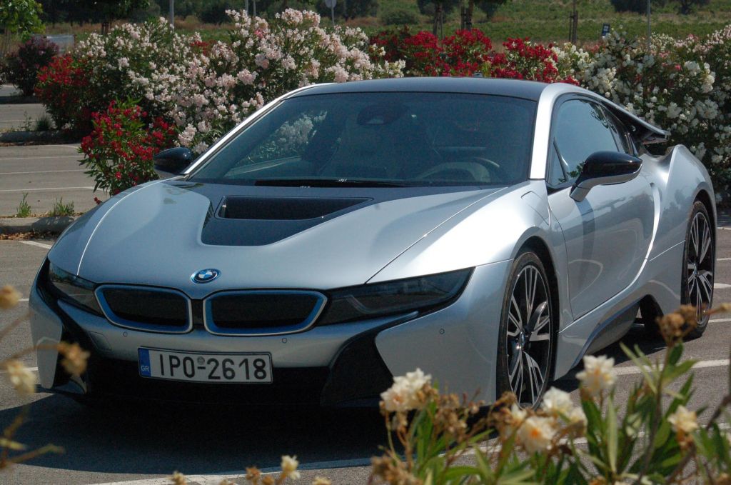 BMW i8: Οδηγούμε το οικολογικό super car του αύριο, σήμερα!