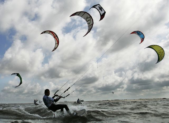 Νάξος: Τουρίστας τραυμάτισε με kitesurf δύο άτομα