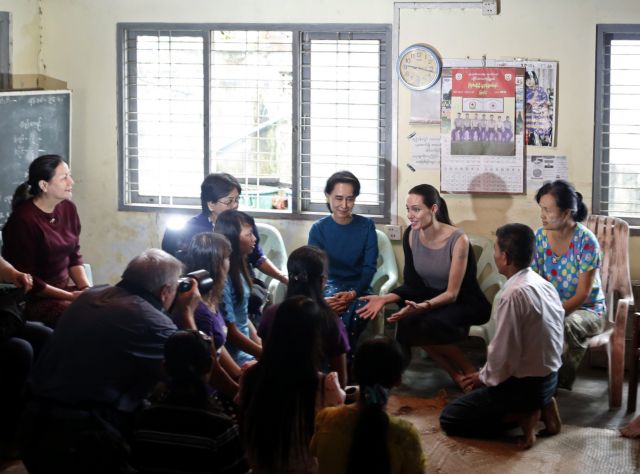 Η Αντζελίνα Τζολί συναντά εργάτριες υφαντουργίας στη Μιανμάρ
