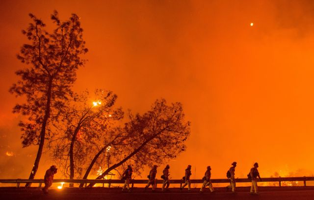 Χιλιάδες πυροσβέστες μάχονται με 21 μεγάλες πυρκαγιές στην Καλιφόρνια