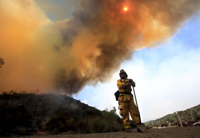 Μαίνονται ανεξέλεγκτες οι πυρκαγιές στην Καλιφόρνια