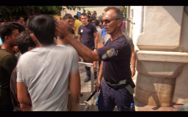 Σε διαθεσιμότητα ο νταής αστυνομικός που χαστούκισε μετανάστη στην Κω | tanea.gr
